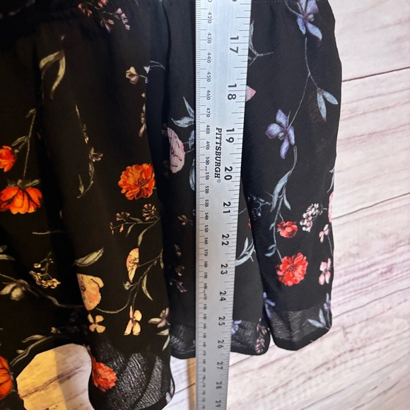 Gilli Floral One-Shoulder Ruffle Rose patterned Black Fit and flare Top Medium - Picture 2 of 5